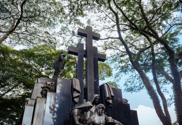 A imagem mostra um túmulo tradicional do cemitério araçá com uma cruz em cima
