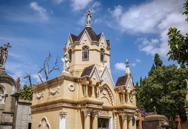 A imagem mostra uma igreja no interior do cemitério araçá