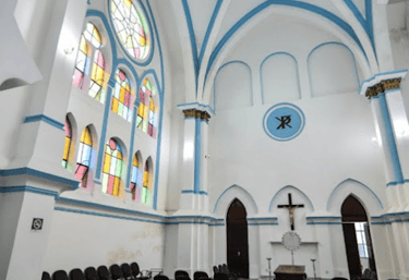 A imagem mostra o interior da capela tradicional do cemitério araçá com pintura interna branca