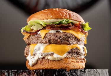 hamburger com 2 carnes angus, queijo, bacon, alface, cream cheese, pao brioche e maionese da casa