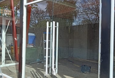 puerta de acceso local comercial