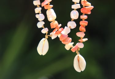 Collier de coquillages et perles de culture