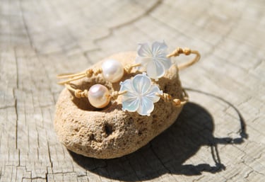 Bijoux avec fleurs en nacre et perles de culture 