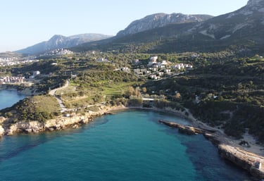 İkonya Dolungaz villalarının yer aldığı denize yakın arazi ve Dolungaz koyu manzarası