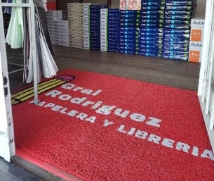 Felpudo personalizado con logo de libreria Gral Rodriguez