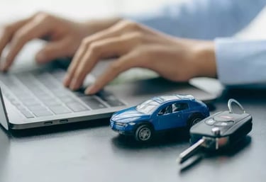 менеджер з продажу авто друкує на комп'ютері