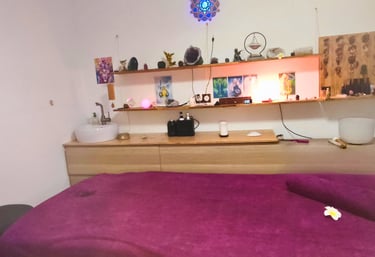 Salle de massage ENERGY TERRE HAPPY à Lherm – espace bien-être calme et décoré pour les soins.