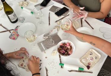 "Participantes disfrutando de talleres con vino ilimitado en Ethereal."
