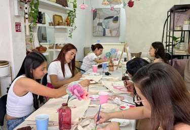 "Espacio de taller en Ethereal decorado para una experiencia artística."