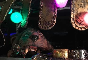 Détail de ma loge montrant un masque de fauve, les pans d'une armure romaine, des lumières colorées