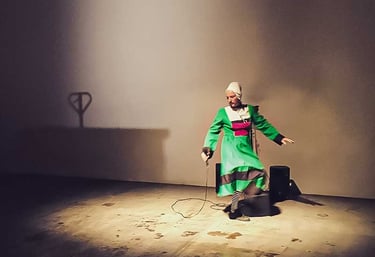 Adrien Solis danse déguisé en Bécassine | Permission refusée | David Noir | Photo Philippe Savoir