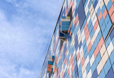 BIPV фасада с вградени фотоволтаични панели, монтирана на жилищна сграда