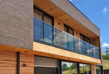 Стъклена тераса с фотоволтаични панели, част от BIPV решение