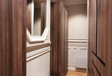 dressing sur mesure mettant en valeur les moulures de l'appartement