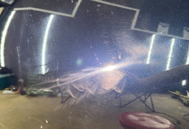 Automobilio kėbulas prieš poliravimą – matinis paviršius ir įbrėžimai prieš WestSide Garage darbą Ši