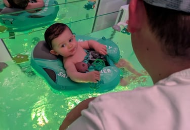 bébé relaxé sur un bouée dans un bain d'hydrothérapie