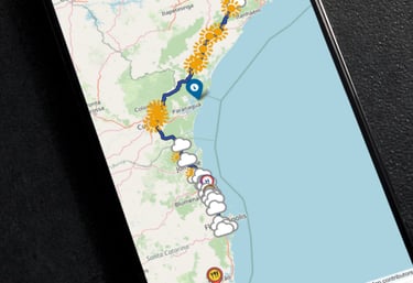 um celular que mostra um mapa com previsão do tempo ao longo da rota