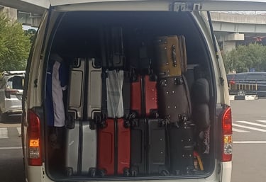 Toyota Hiace sedang muat koper di bandara Soekarno Hatta 