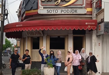 Rombongan wisata di Soto pojok Kediri.