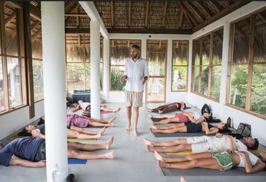 Ein Wim Hof Methode Instruktor leitet eine Gruppe in der Wim Hof Atmung an. 