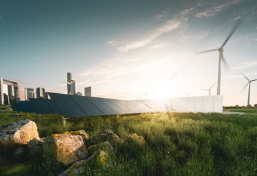 Eine Solarpark-Anlage mit Solarpanelen und Windturbinen.