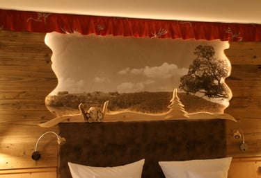 hinterleuchtetes Betthaupt mit Wandtapete in einem Gästezimmer