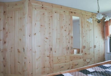 Der Schrank aus Zirbenholz wurde maßgenau gefertigt.