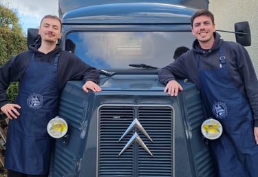 Les 2 fondateurs de Roule Galette avec leur fidèle camion