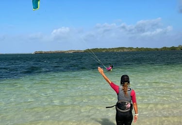 une femme indique la direction de navigation pour assurer la sécurité a la plage 
