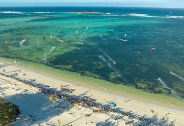 vision drone de la plage et la mer avec ailes de kitesurf