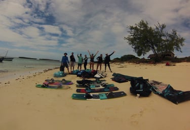 un groupe d'amis se préparent pour une clinique de saut en kitesurf