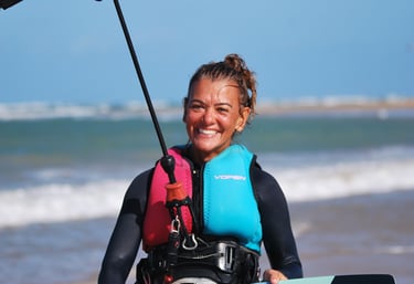 a woman in a wetsuit connecte a kitesurf