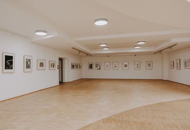 Ausstellungsraum mit gerahmten Bildern