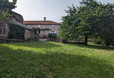 Vu sur le jardin verdoyant et la maison