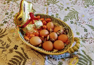 Petit panier avec des oeufs et des chocolats