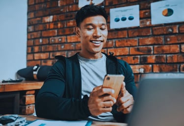 Bankeaz | Young migrant opening a B-Free account