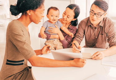Bankeaz | A migrant family happy to be insured by Bankeaz partners services