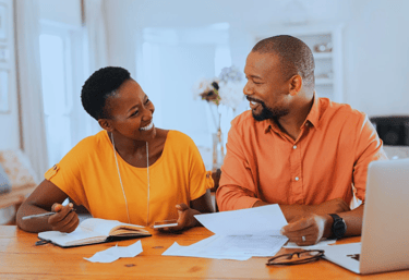 Bankeaz | Migrant family happy to pay their household bill with Bankeaz
