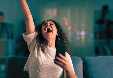 Bankeaz | Young migrant woman happy to get her loan through Bankeaz