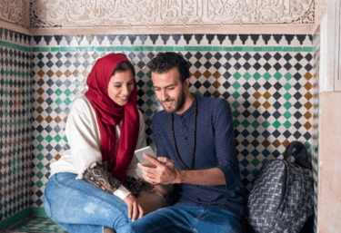 Bankeaz | A migrant couple insuring their mobile with Bankeaz App