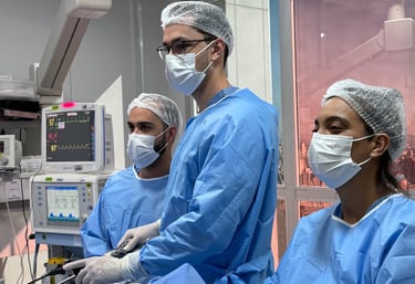 médicos paramentados durante procedimento cirúrgico