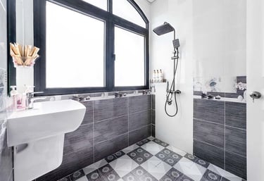 Светлая душевая комната с большой раковиной и современным душем