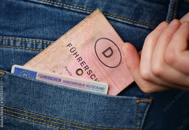 Bild einer Person, die ihren Führerschein erhält, nachdem sie erfolgreich die Prüfung bestanden hat.