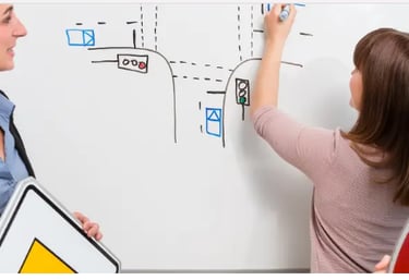 Mädchen, das eine Aktivität an einem Tafel zum Thema Verkehrssicherheit in einem Kurs durchführt.