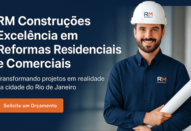 Equipe de engenheiros da RM Construções reunida analisando projeto de obra com capacetes de seguranç