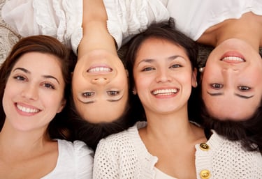 mujeres felices, serenas, con autoestima alta y amor propio