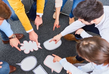 grupo de empleados creativos, cooperando, trabajando en equipo, resolviendo conflictos