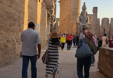 Turma de brasileiros em visita guiada no Templo de Luxor com guia egiptólogo fluente em português. Turismo personalizado