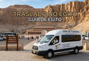 an de turismo moderna da Guia de Egito estacionada no pátio do Templo de Hatshepsut em Luxor. Serviço de traslado privativo 