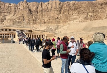 Turistas brasileiros acompanhados pelo guia Hadi visitando o Templo de Hatshepsut no Egito